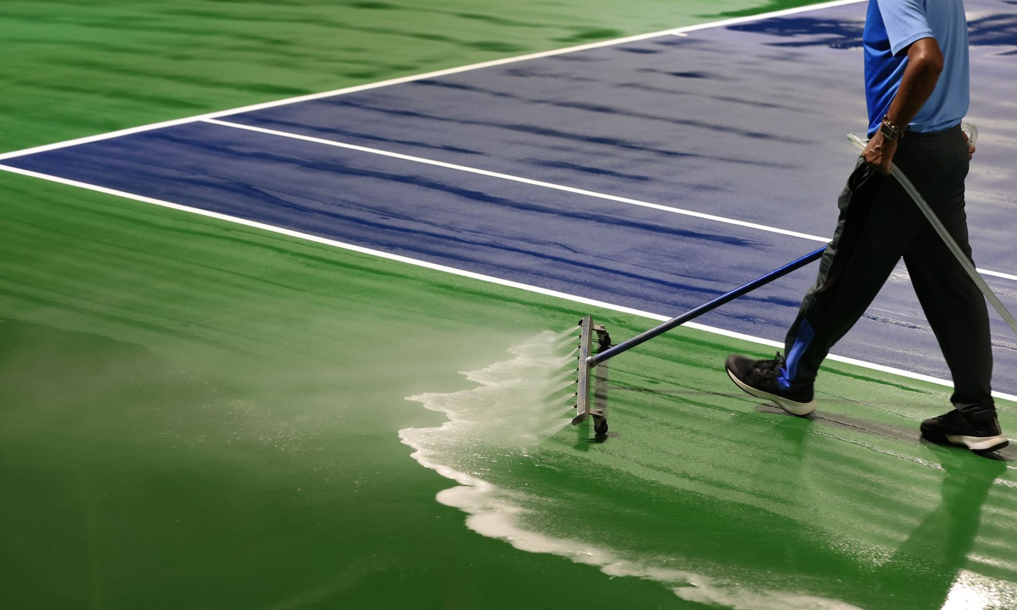 Pulizia campi da tennis in sintetico