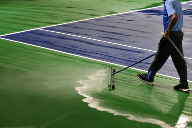 Pulizia campi da tennis in sintetico