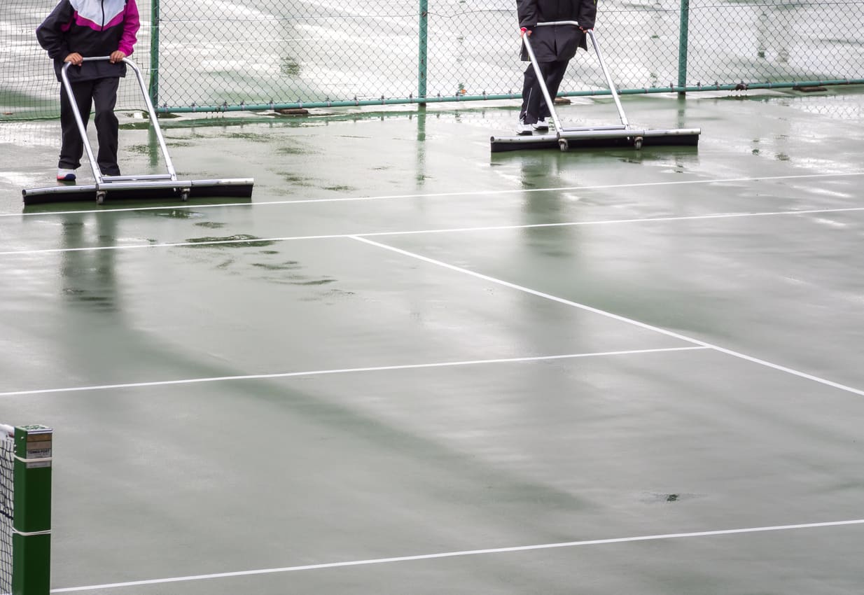 Pulizia campi da tennis in sintetico