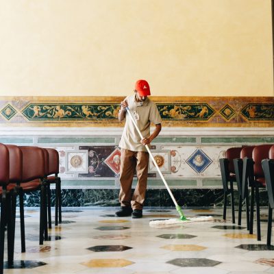 pulizia pavimento sala
